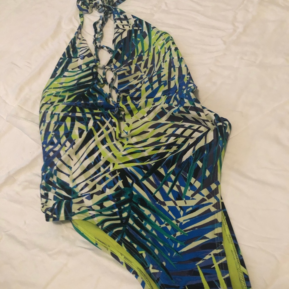 Arie one piece palm leaves pattern